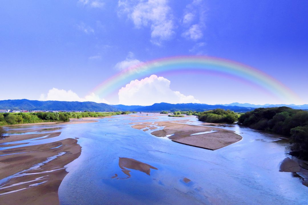 虹の青空と川の風景