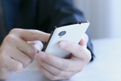 スマートフォンを操作するビジネスマン