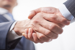 握手するビジネスマン