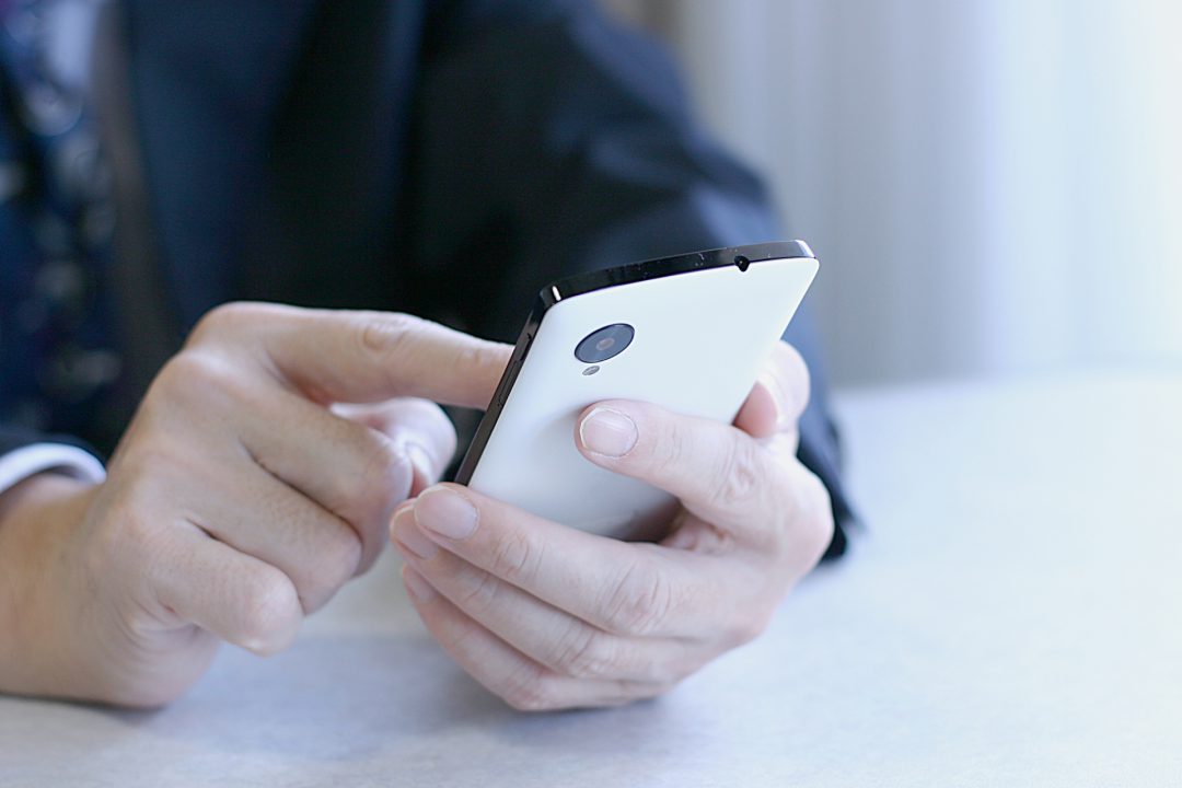 スマートフォンを操作するビジネスマン