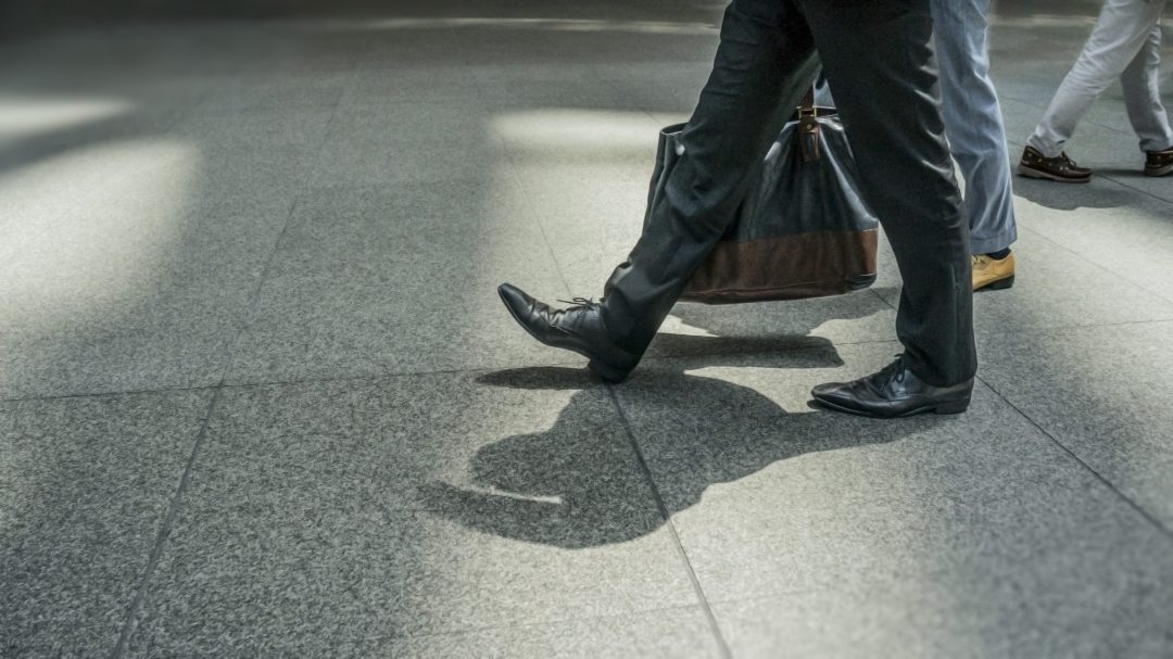 歩くビジネスマンの足元