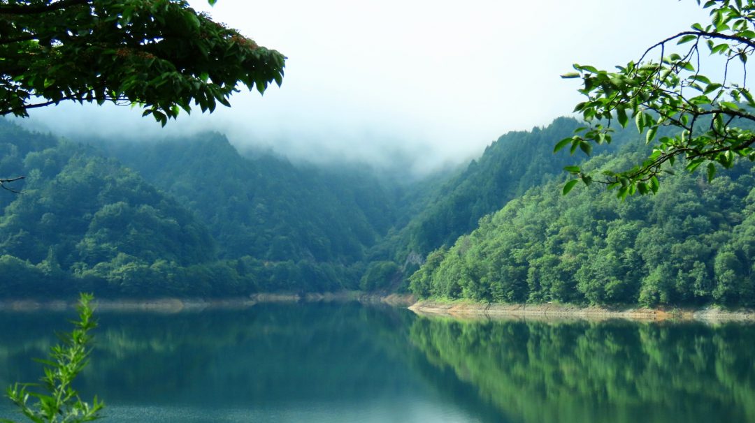 山あいの大きな川